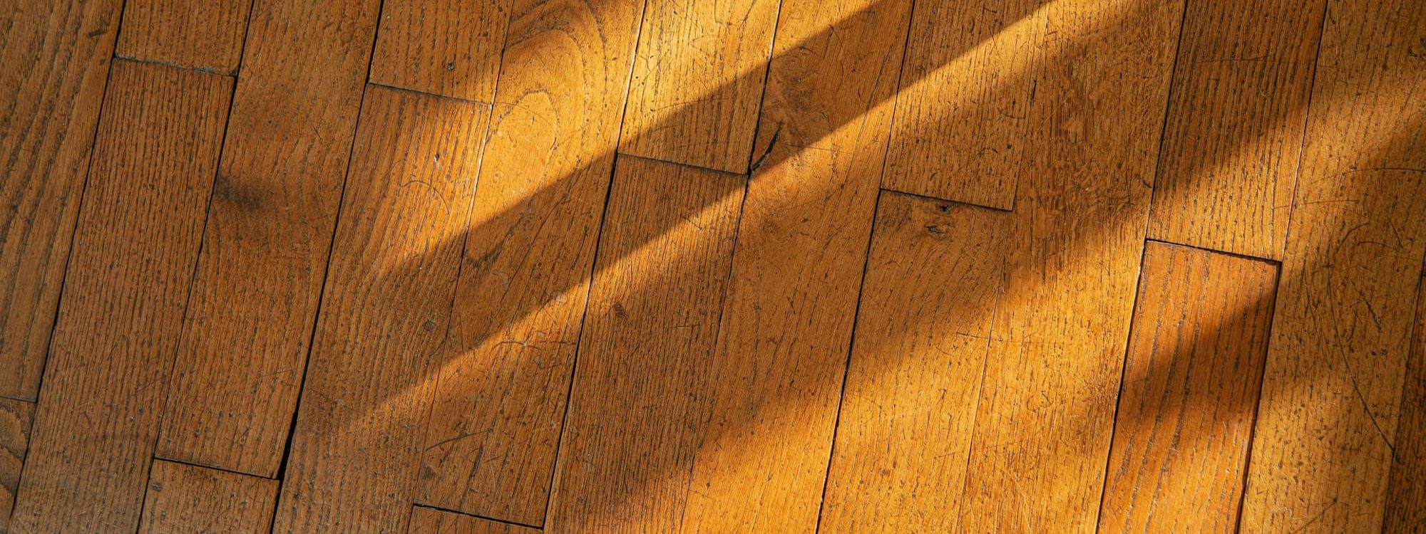 DECAPER_PARQUET_ANCIEN 2000X750 | Solesca Comment décaper un parquet ancien sans abîmer ses rainures ? Sélestat